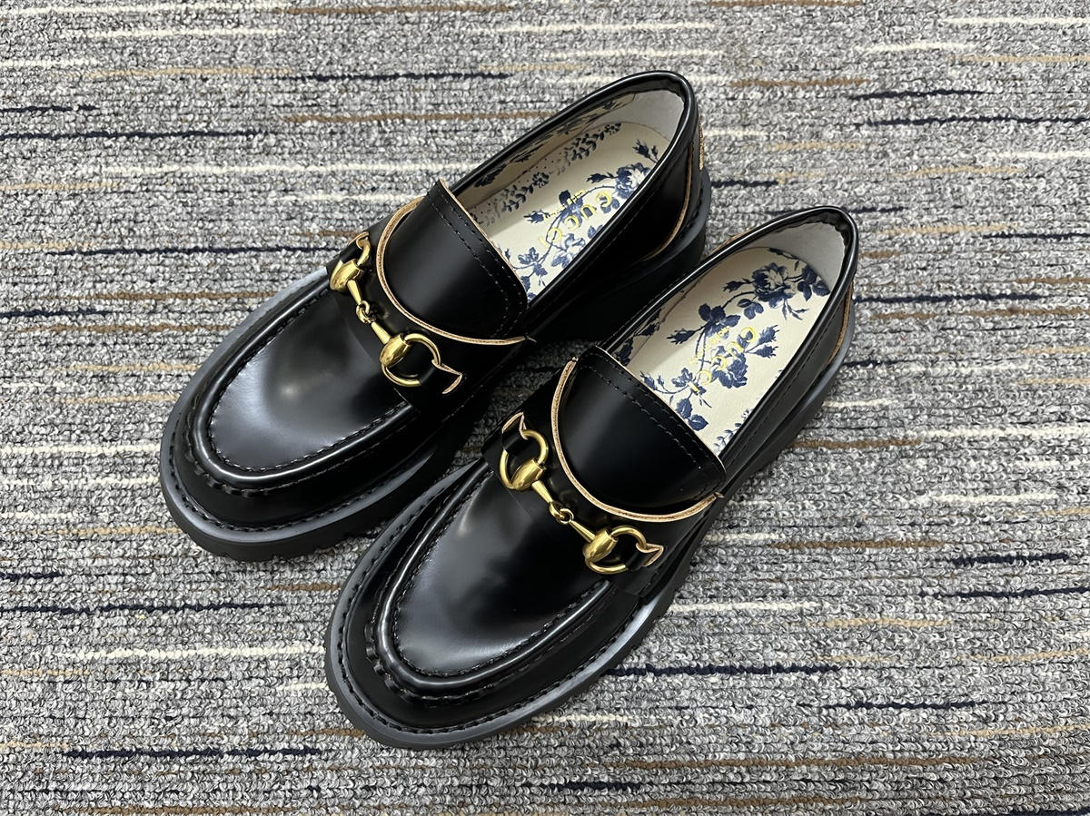 G*u*i loafer women 5