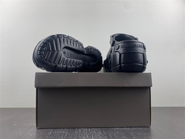 Cr*0*s x ba*len*cia*ga hardCr*0*s slide