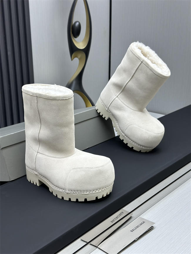 Ba*len*cia*ga alaska fur boot