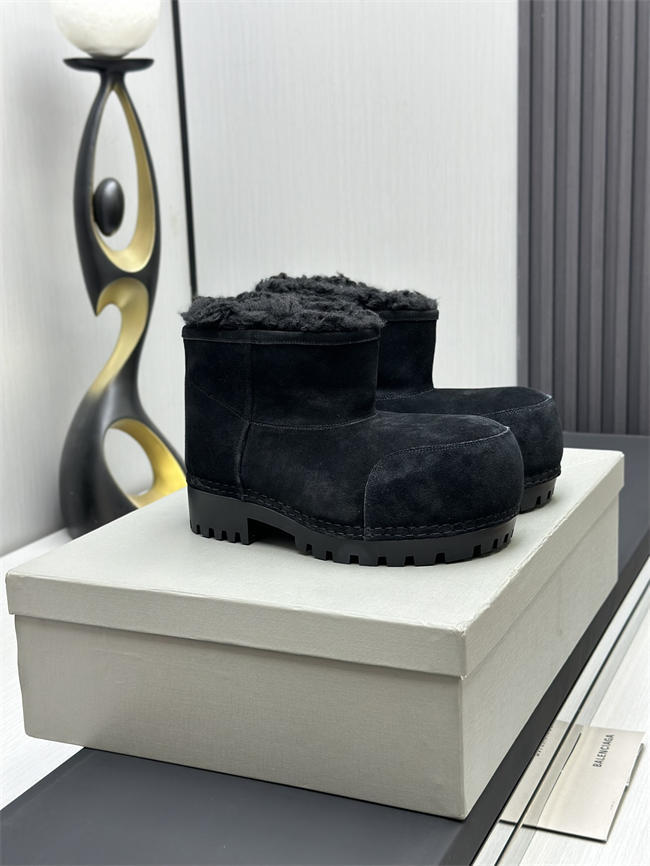 Ba*len*cia*ga alaska fur boot